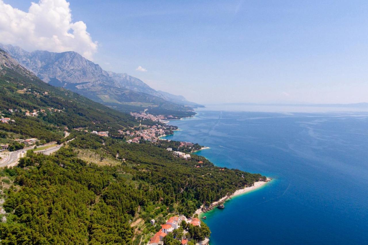 Apartments By The Sea Brela, Makarska - 18356 Bagian luar foto