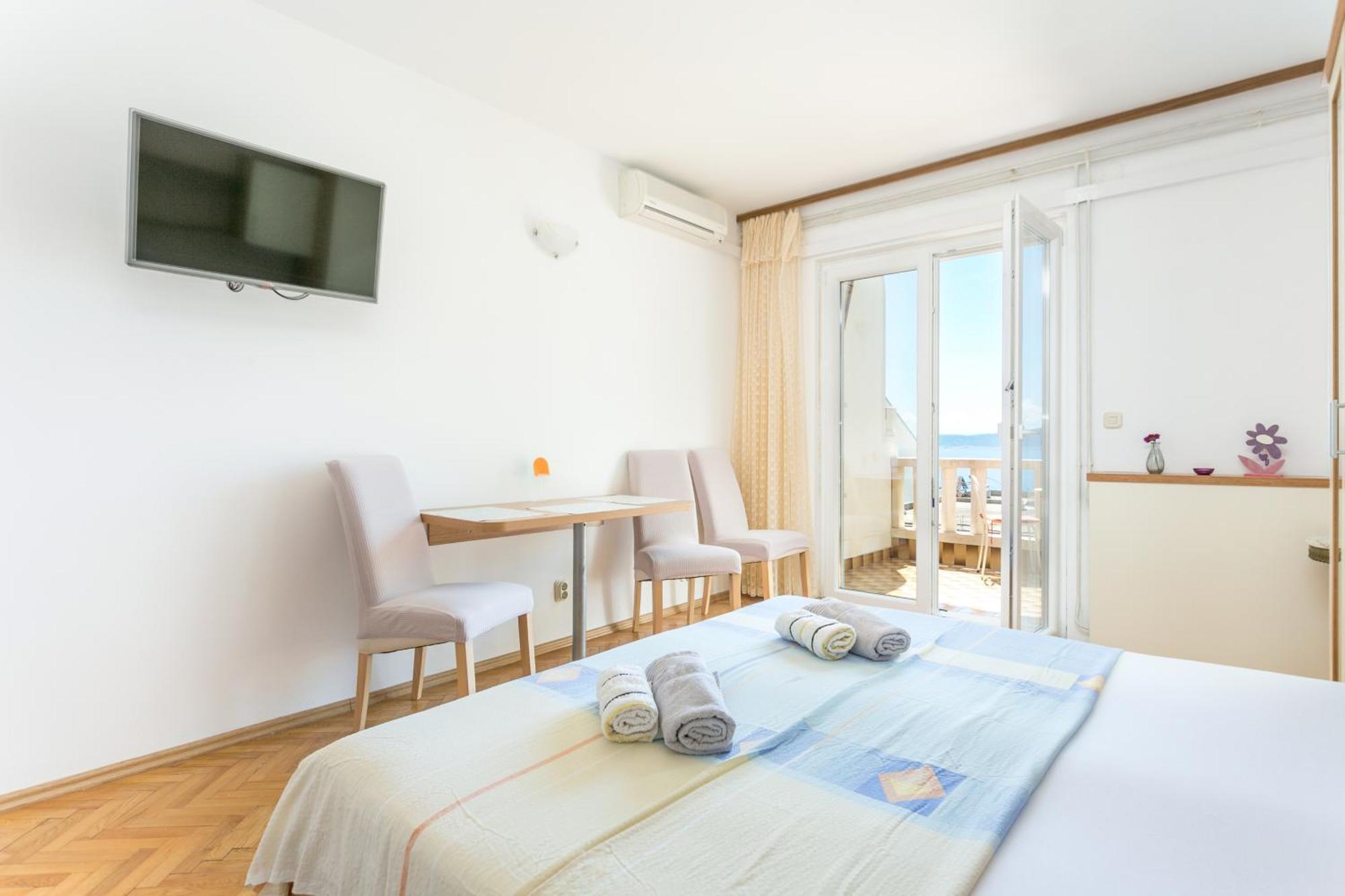 Apartments By The Sea Brela, Makarska - 18356 Bagian luar foto