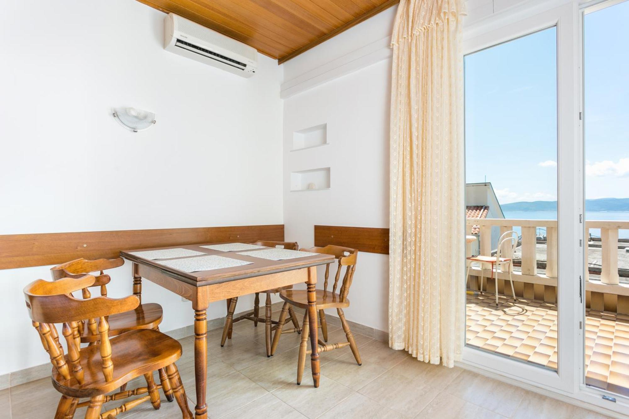 Apartments By The Sea Brela, Makarska - 18356 Bagian luar foto