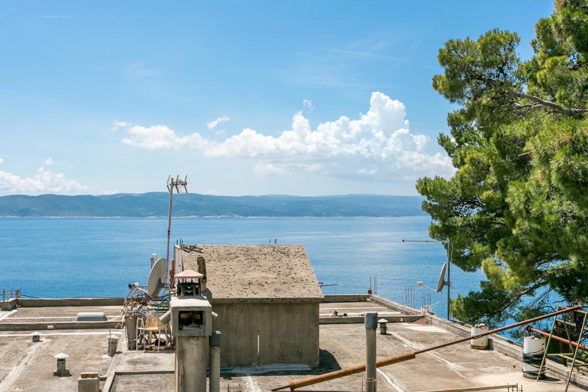 Apartments By The Sea Brela, Makarska - 18356 Bagian luar foto