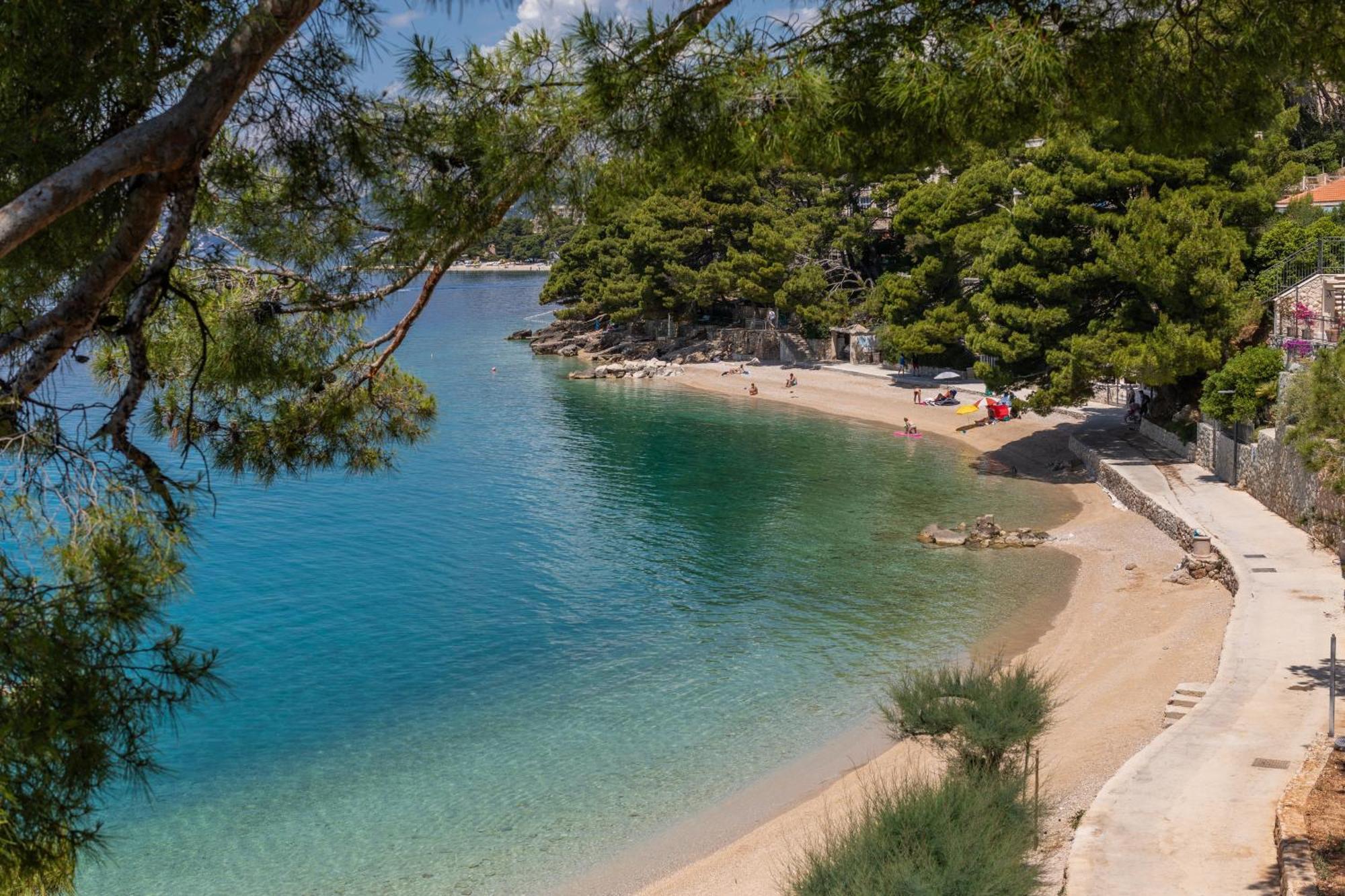 Apartments By The Sea Brela, Makarska - 18356 Bagian luar foto